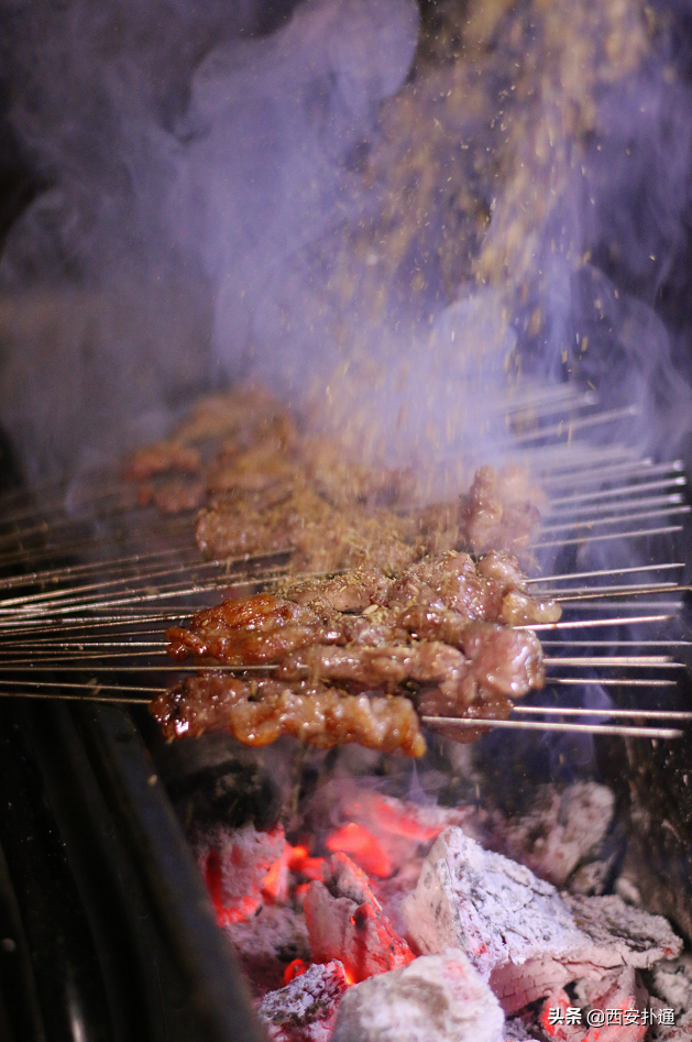 西安烤肉看世界杯(在摩托上烤串？这是西安最野的烤肉，想吃全靠缘分)