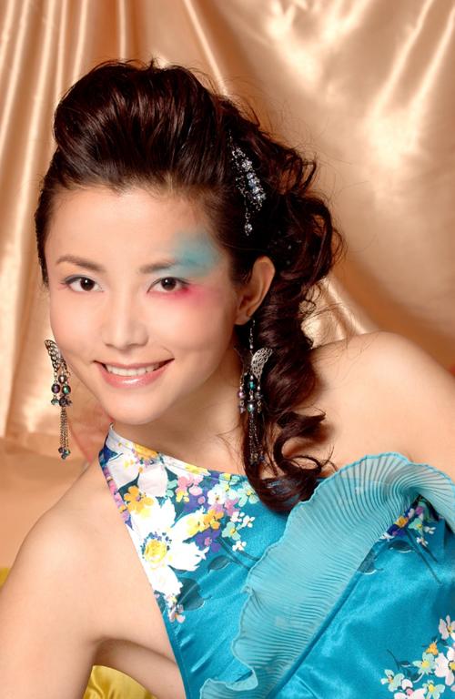 14年前穿婚纱下葬的李钰,如今男友已另成婚,母亲的坚持让人泪目