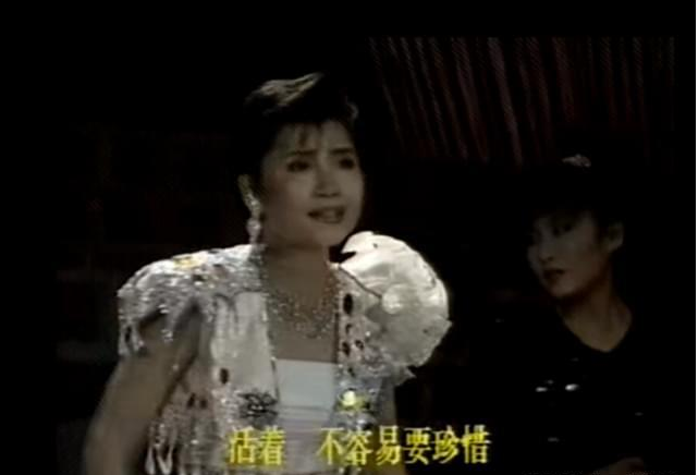 李娜演唱会(李娜：27岁走红，34岁出家，消失25年，母亲的坚守和陪伴让人泪目)