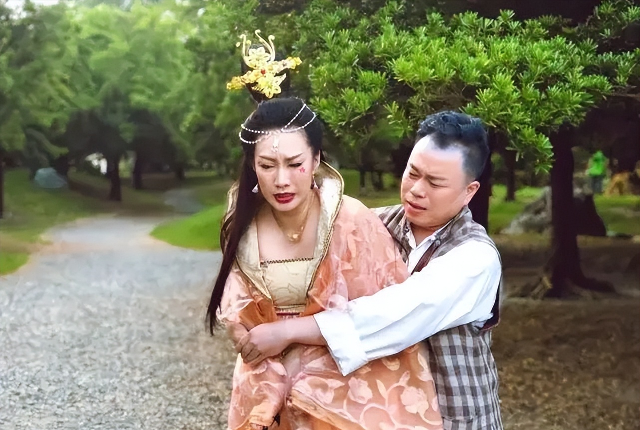 摸腿、陪酒、绝育、自杀，娱乐圈的潜规则，“毁”了多少女孩？