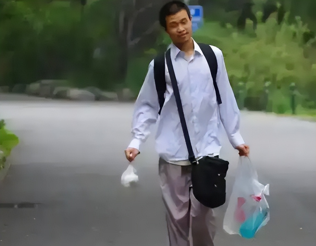 浙江一高校教授火了，穿搭比韦东奕还“简朴”，真实身份不一般