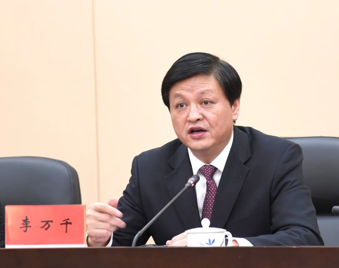 李万千在出席市六届人大常委会第二次会议第三次全体会议时强调 立足新起点创造新业绩 开创新局面