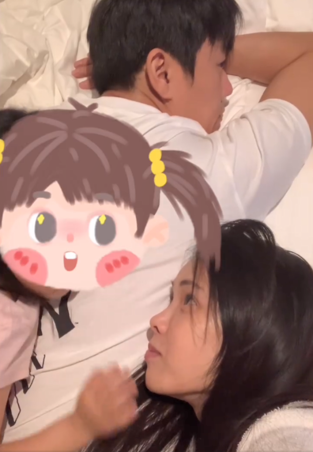 伊能静开心晒女儿送的新年礼物，小米粒紧搂妈妈贴脸合照，超有爱