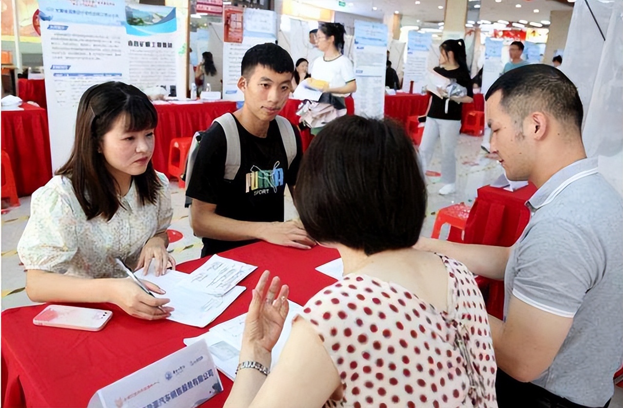 上海人均月入过万？收入等级表出炉后，才知学历带来的差距多明显