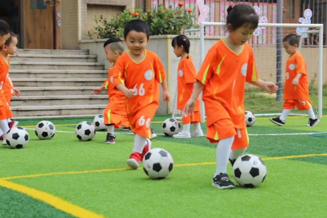 小班踢足球游戏(少年中国 |“跟着足球看世界，构建独特足球特色幼儿园”)