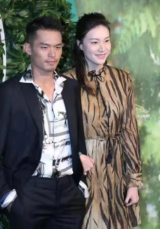 林丹谢杏芳霸气亮相，虎纹连衣裙上身韵味十足，但却妆发不搭调