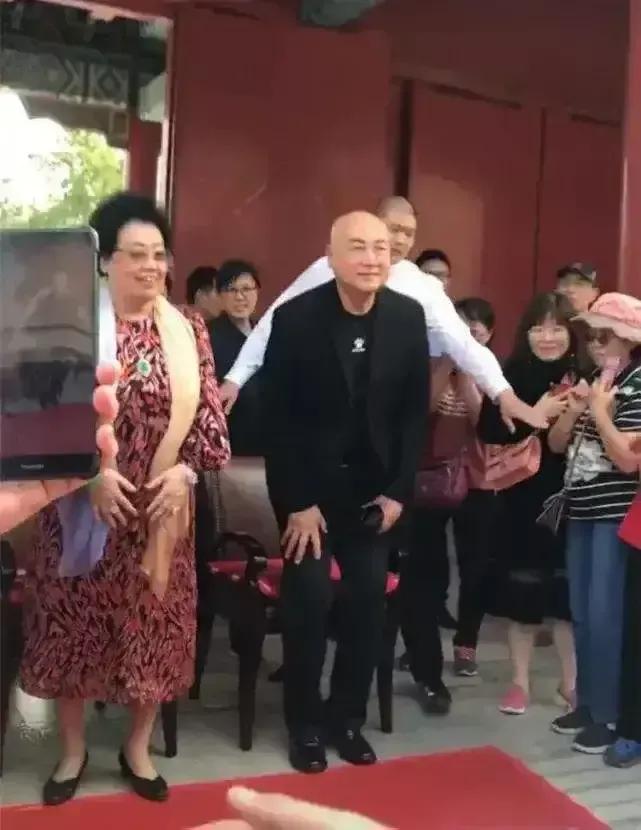 陈丽华和余秀华——趟过男人河的女人