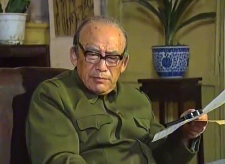 1952年，黄克诚大将的岳父被判处枪决，他为何选择“见死不救”？