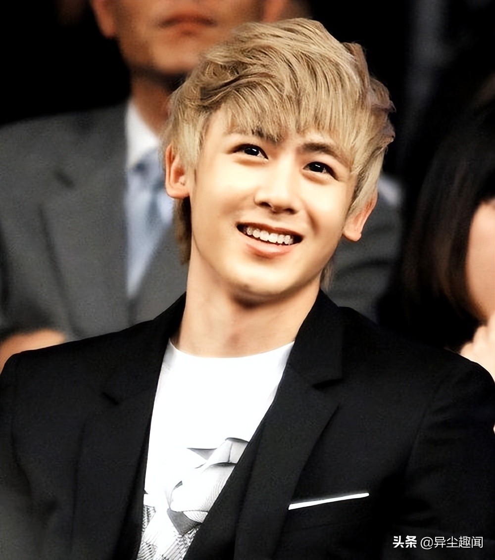 2pm尼坤当年小奶狗肌肉外表人气超高33岁近况却变黝黑胡渣大叔