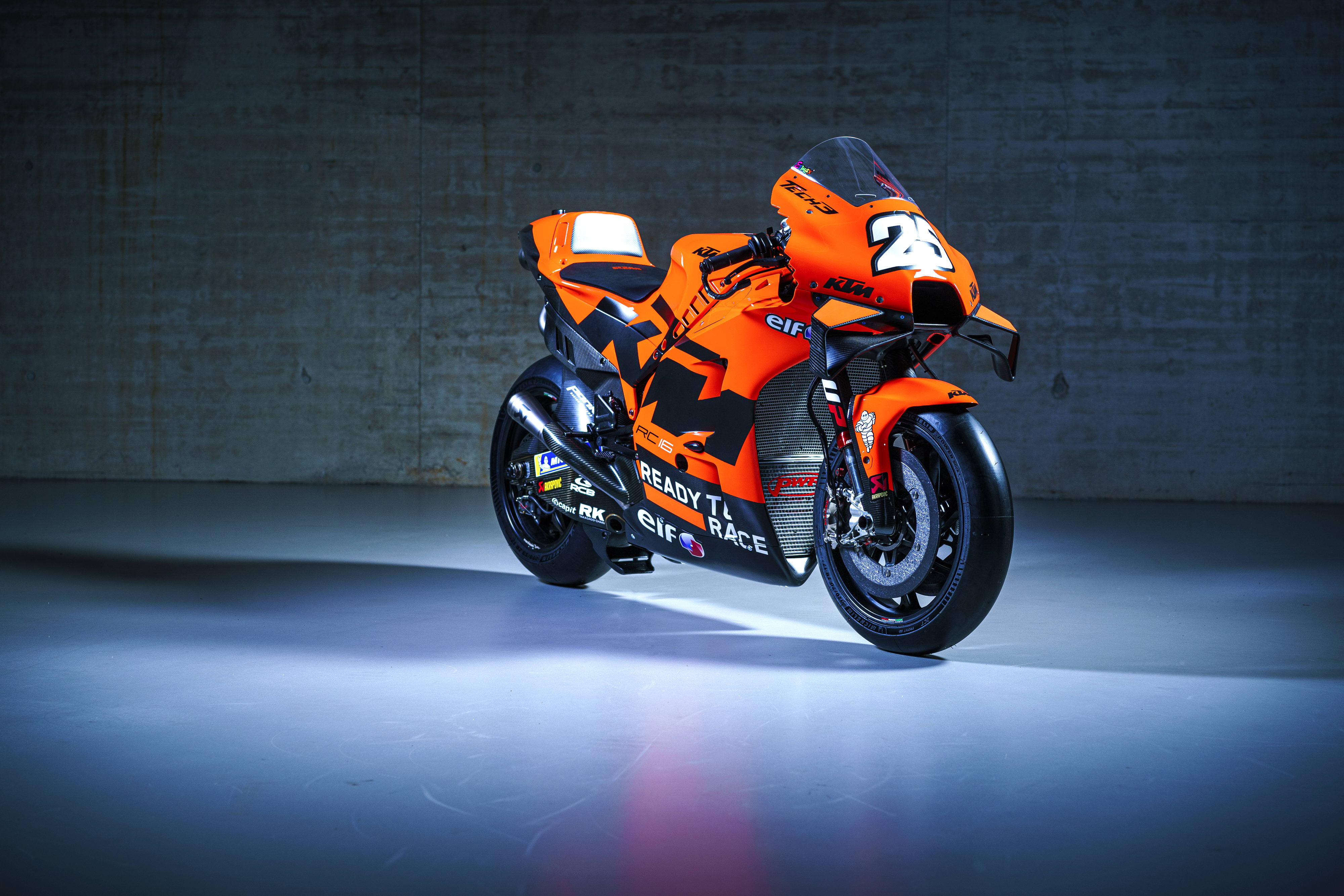 25号赛车手(motogp 2022:ktm motogp tech3 车队的 rc16)