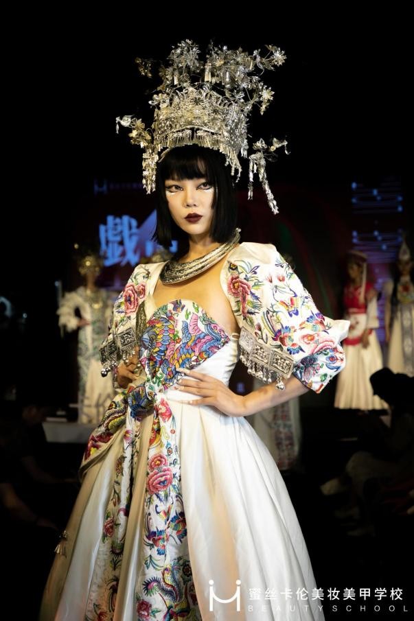 蜜丝卡伦美妆美甲学校启幕大秀，致敬色彩，戏出云南