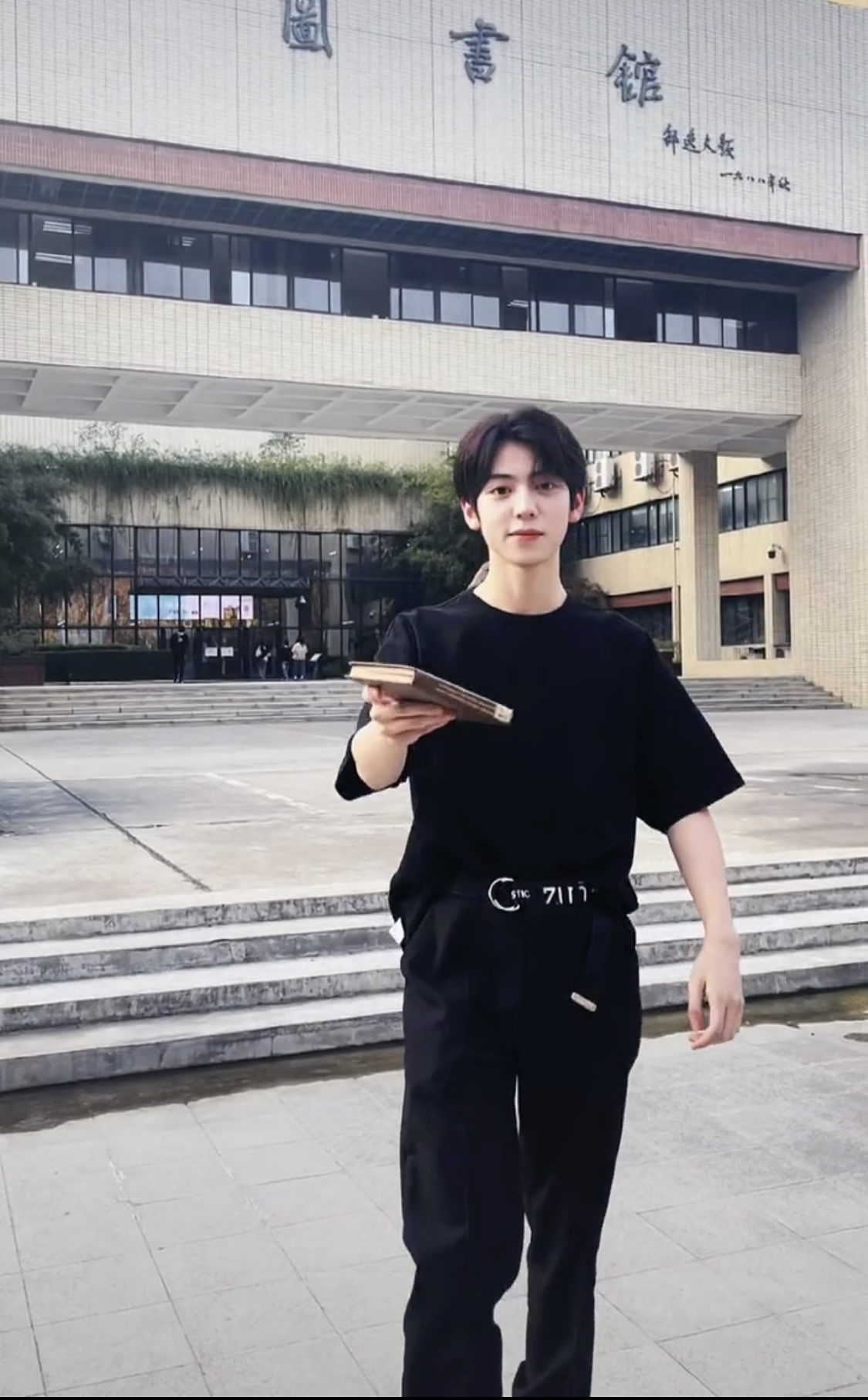 华中大上热门，招生小哥哥高颜值吸睛，网友喊话：快给隔壁还回去