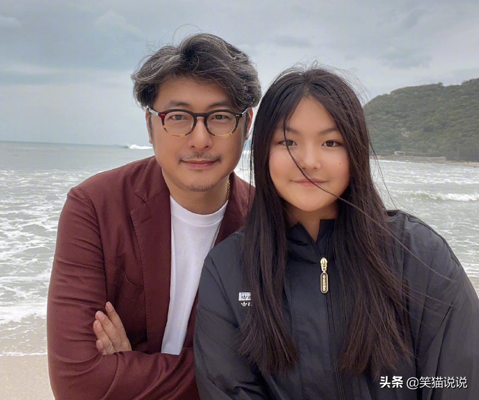 王岳伦晒出与女儿合照,12岁王诗龄与父亲齐高,长发飘飘有气质