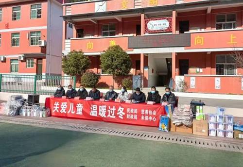 洋县民政局开展“关爱儿童、温暖过冬”慰问暨未成年人保护法宣传活动