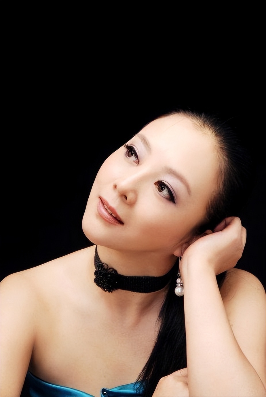 演员梁丽:被前夫伤透了心,带着儿子再婚,为去世的前夫抬棺