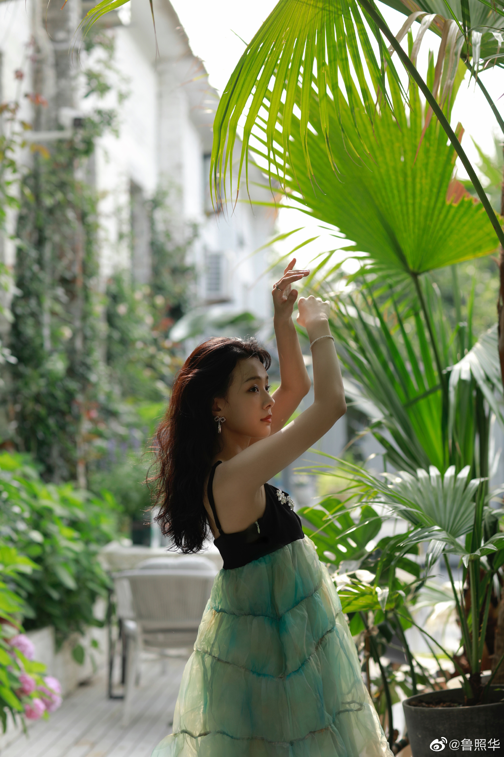 于正旗下鲁照华写真大片曝光，小清新高颜值少女自带文艺气质