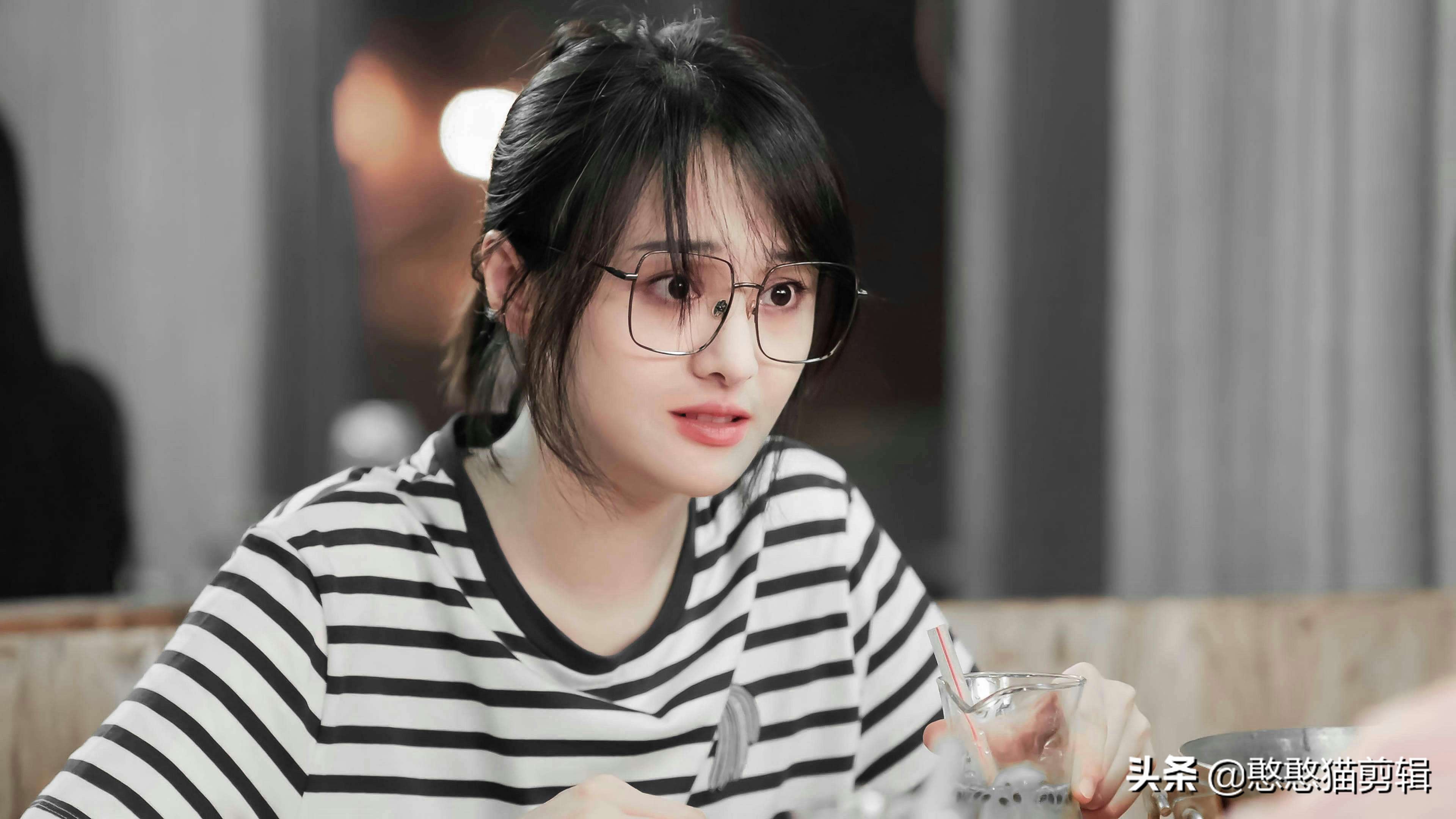 熟悉郑爽的人都知道,她之前的生活极其奢华,几亿的房子,昂贵的饮用水