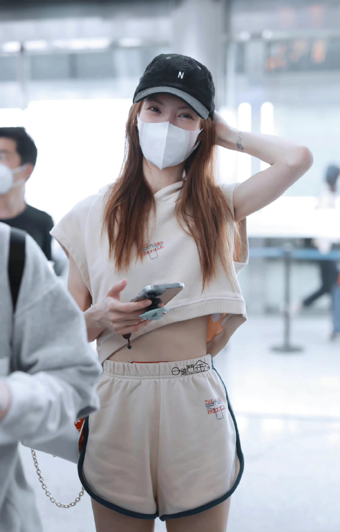 行走的衣架子！金晨身着休闲运动套装走机场，露脐装差点撑不起来