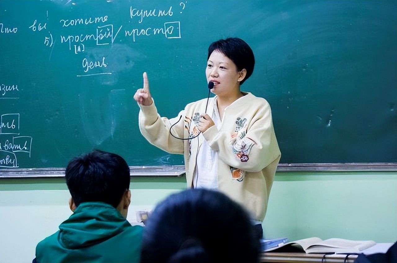 只是年薪要下调(继深圳教师工资下调，又一女教师“流浪”在街头，是怎么回事？)