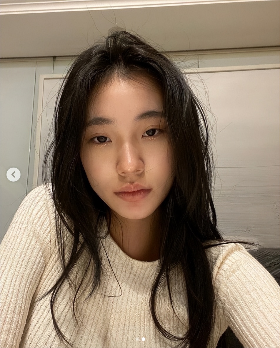 小S二女儿晒怼脸自拍，颜值高气质佳被喊话出道，S妈点赞外孙女