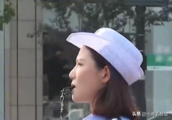 浙江一95后舞蹈演员转行交警，40度高温下执勤又美又飒，被称警花