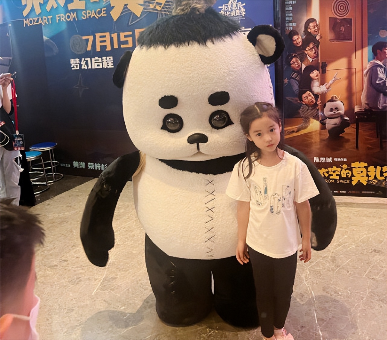 董璇带女儿看陈思诚新作并大赞，小酒窝五官俏丽，笑起来超像妈妈