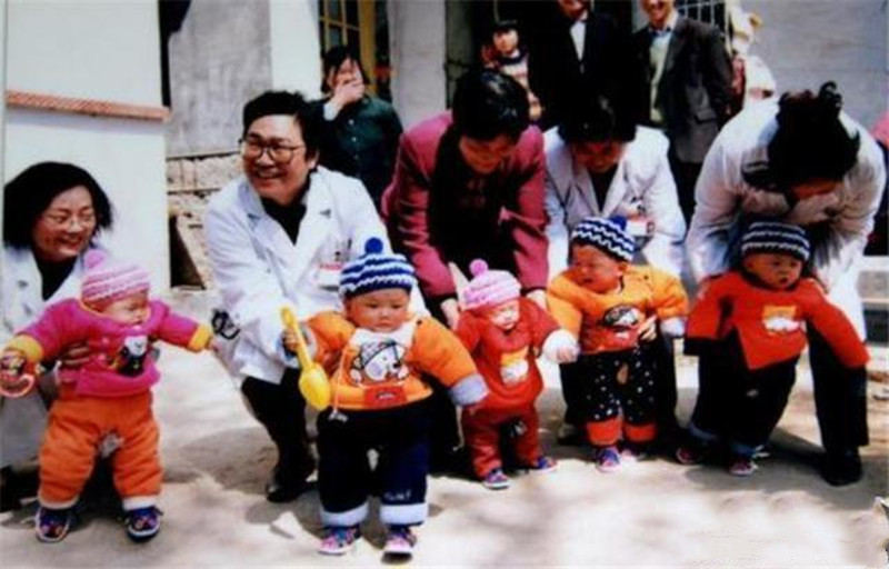 奥运会五个娃娃叫什么(中国首例五胞胎：真人奥运五福娃，妈妈却坦言如果重选，一个不要)
