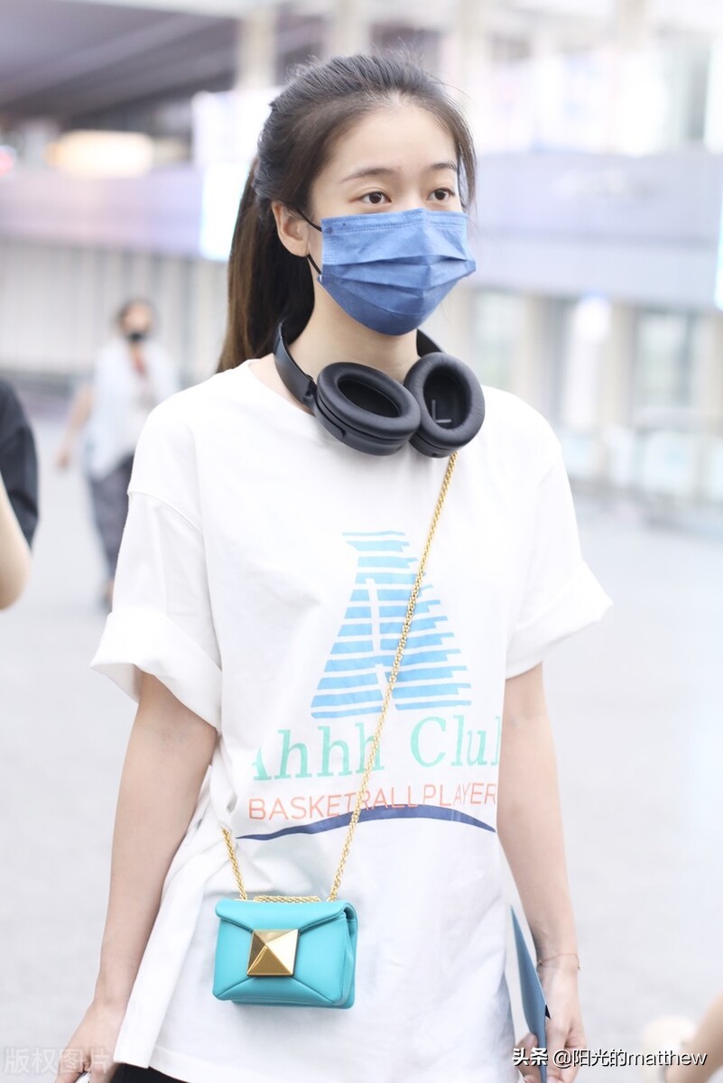 街拍：张雪迎白Tee+运动短裤+小白鞋清纯休闲