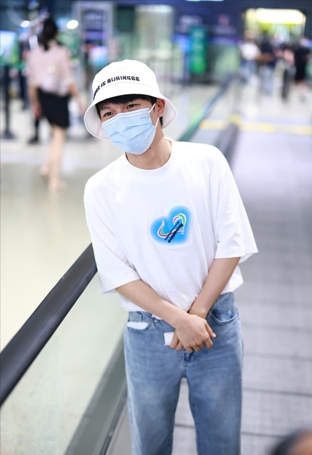 男生白色的短裤配什么上衣和鞋(小个子不会穿,可以多看看周深的搭配