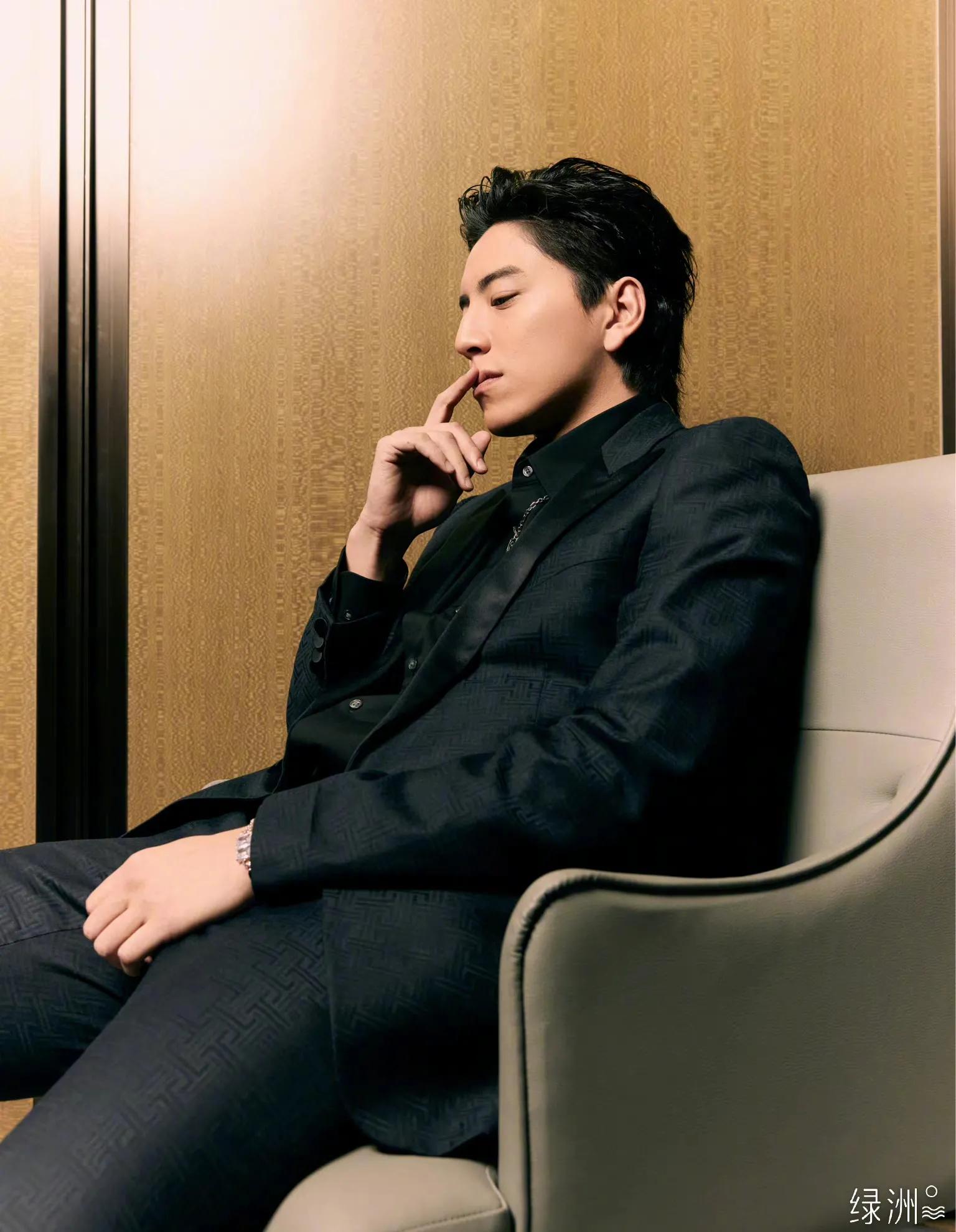 古装丑男？不，现代美男