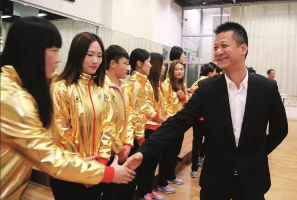 除了一个会吹彩虹屁的秘书,创始人自毁形象还需要七步
