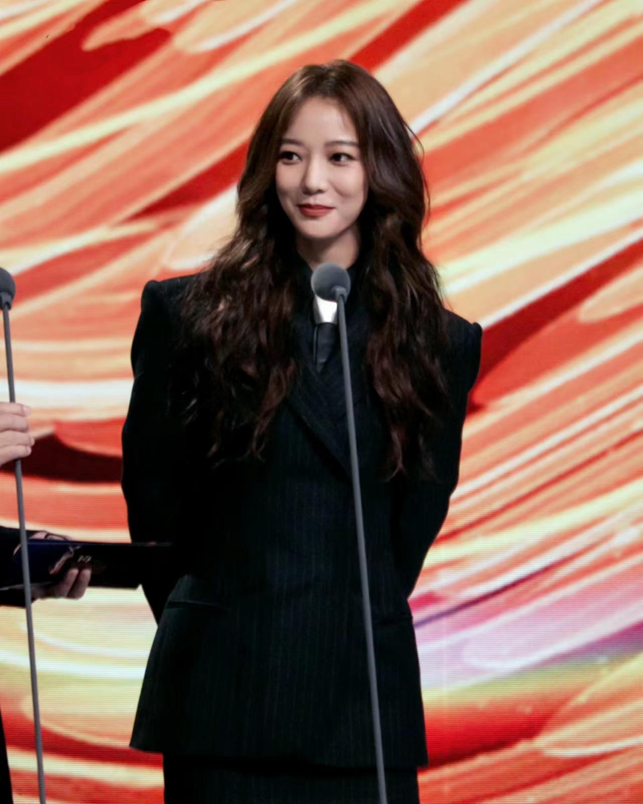 王珞丹条纹西装亮相金鹰节,烫波浪卷长发,女神范十足