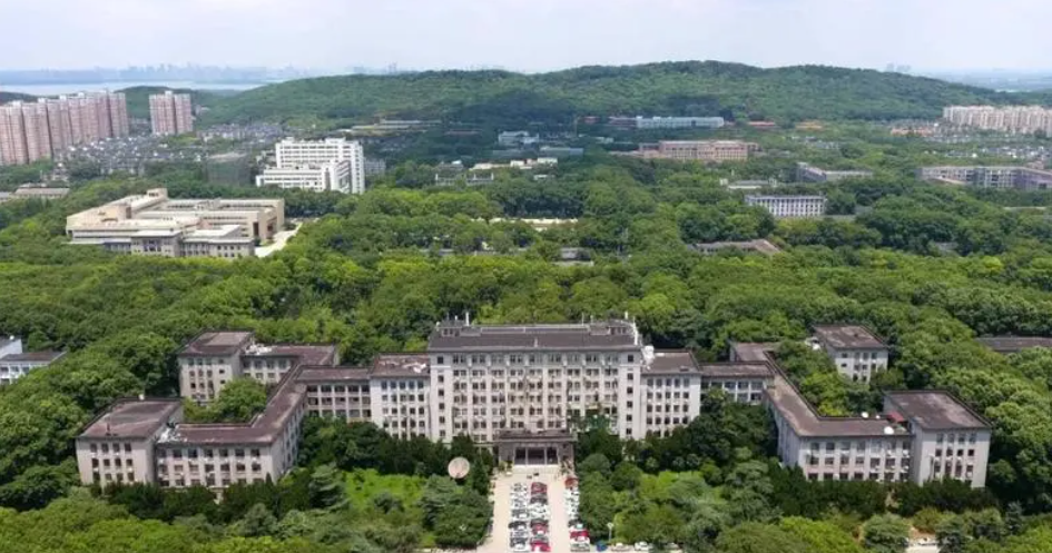 一所大学太“奢华”，校园堪比小县城，几十个食堂还有地铁站