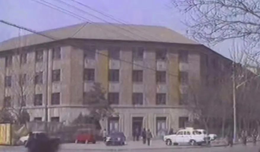 浙大毕业后被分到二机部第一设计院，参与713矿和734厂建设，最后又与中核100号“结缘”