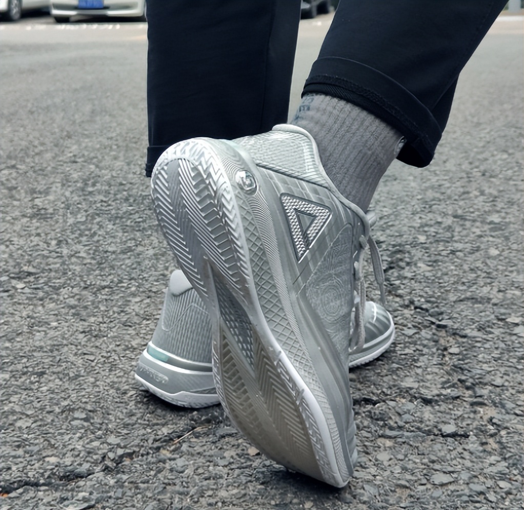 匹克和361篮球鞋哪个好（国产新品！匹克帕克4代回归，361度新鞋好帅，特步抄袭李宁驭帅？）