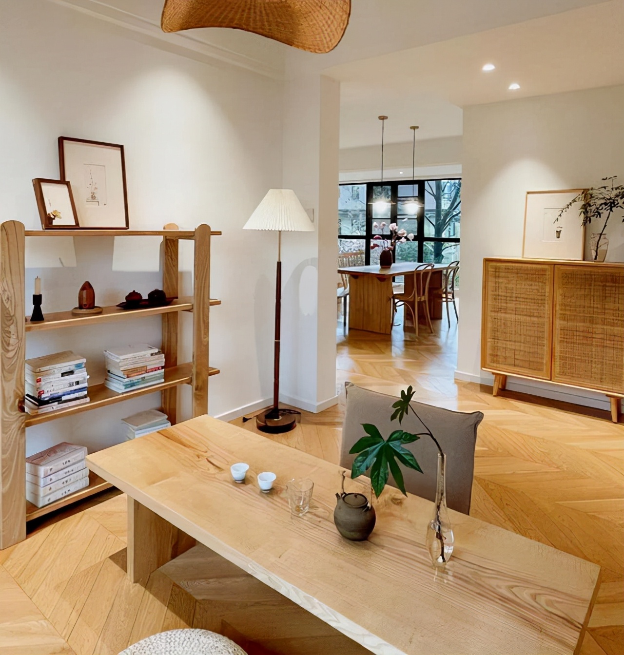 诚心建议：再买房一定买“横厅”户型，学她家装成中古风，超有品