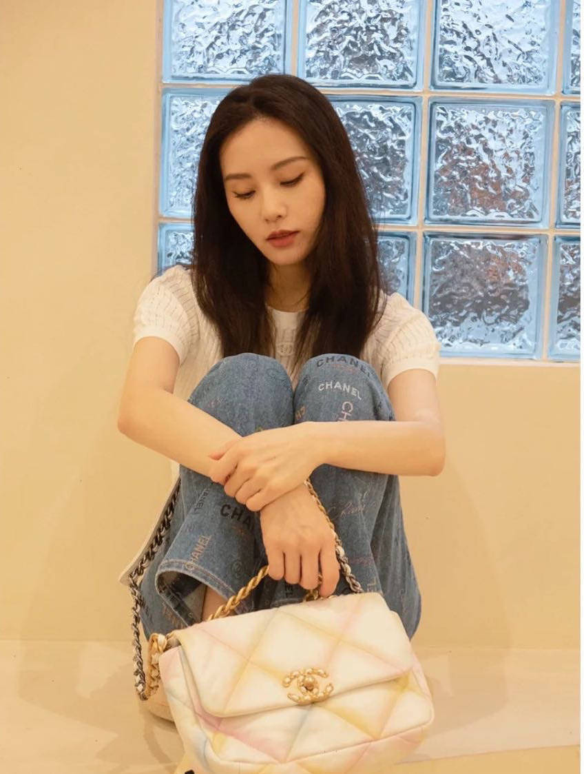 安静的美感！刘诗诗最新美照来了