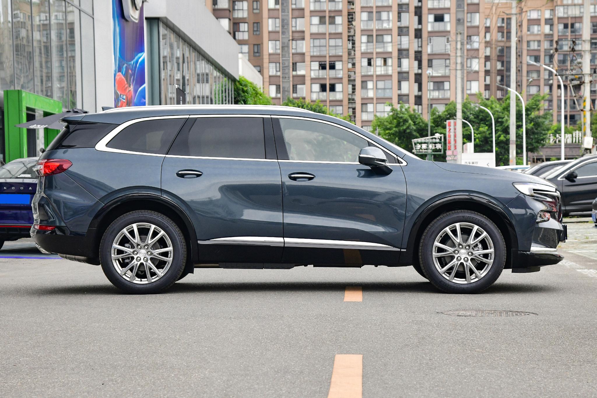 30万左右，适合跑长途高速的4台SUV，2.0T+四驱+8AT，隔音一流