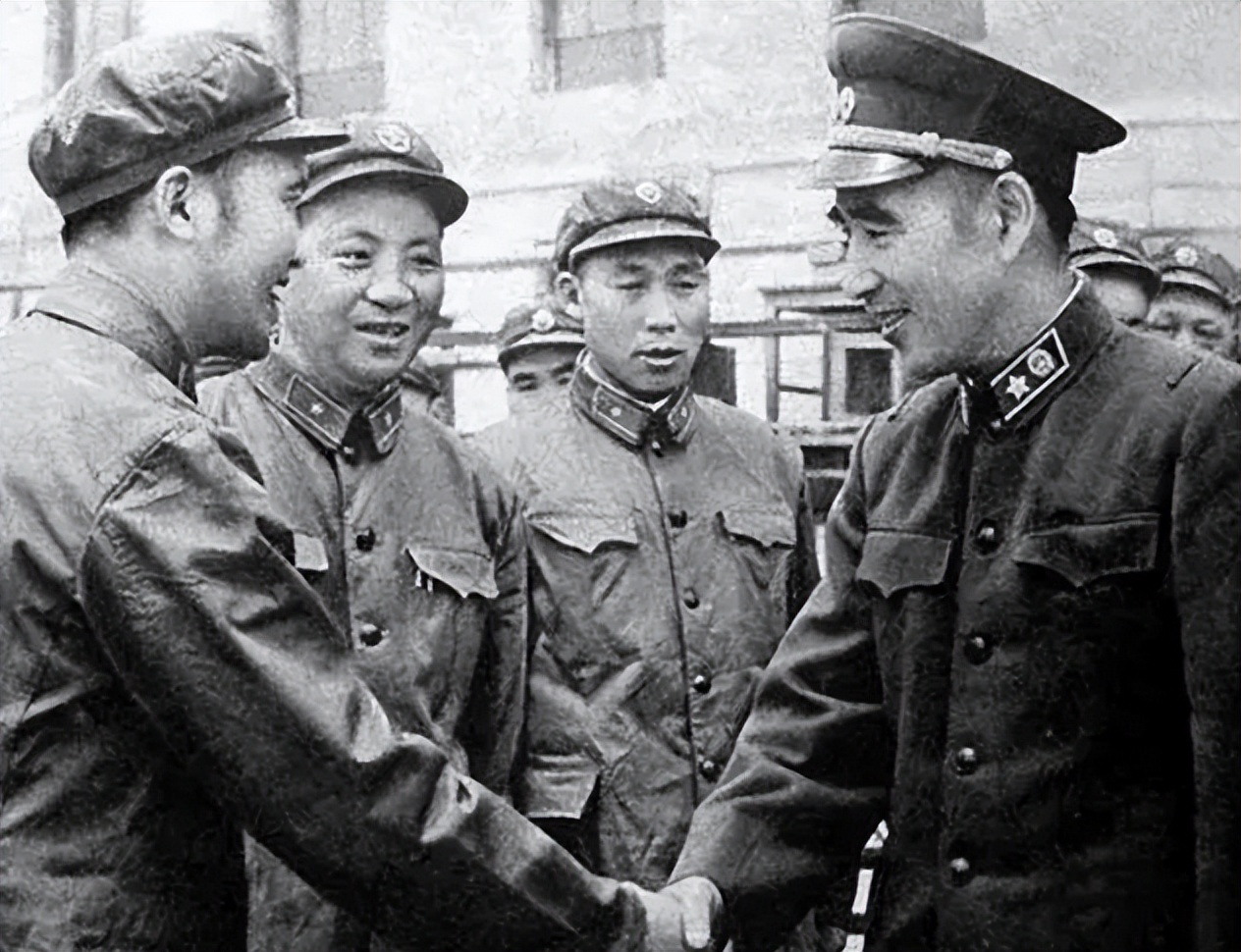 1945年老红军报绰号见林彪，警卫员拦住，林彪得知笑脸相迎