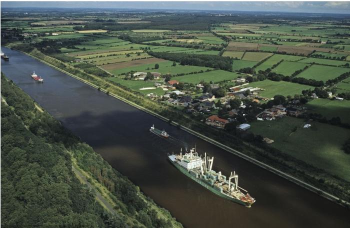 德国建设了基尔运河，雷州半岛可以开凿运河吗？