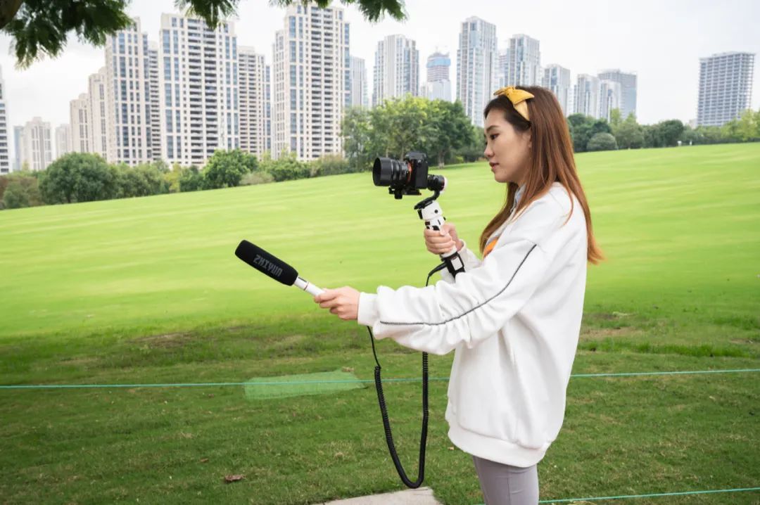 智云WEEBILL 3稳定器测评：稳定、省力、拾音、补光