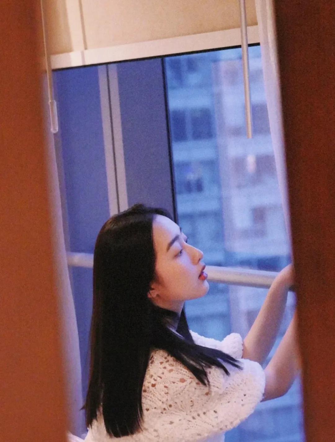 邓恩熙灵动的眼神配黑色直发，萌化人心，静谧少女气息扑面而来