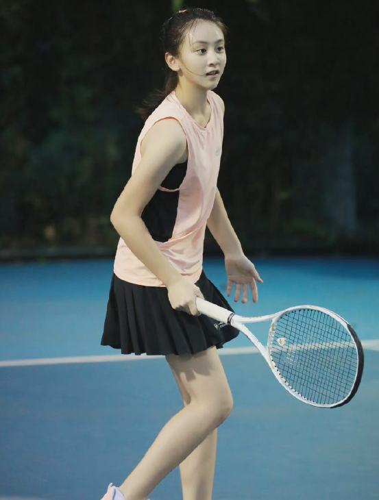 田亮女儿生日大片曝光，14岁森碟笑眼弯弯，乖乖女发型好文静