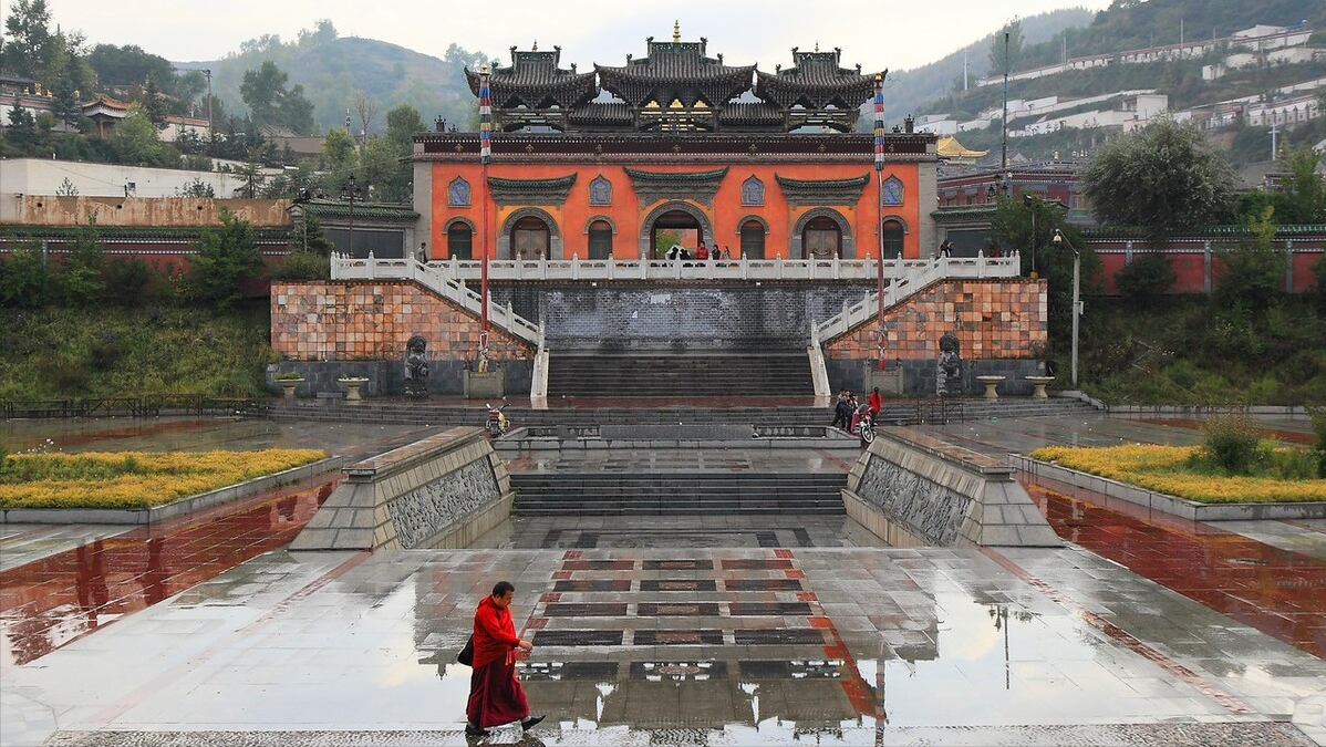 盘点全国10大求财最灵的寺庙，前仨歪果仁都喊真香，争着上头香