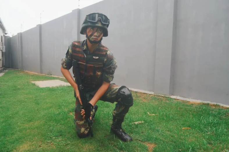 上海男神学霸：服役火箭军，退伍后获多家名企offer，现已签约特斯拉！