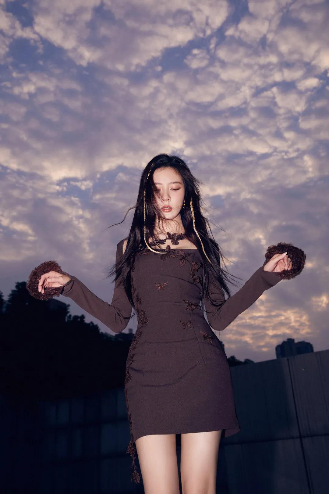 宋妍霏辣妹夜色写真,棕色刺绣吊带紧身裙搭配雪地靴,身材火辣