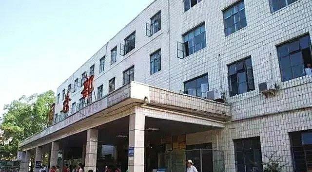 河北小伙胸口顶着200多斤肉球，体重500斤，吃喝拉撒在床上解决