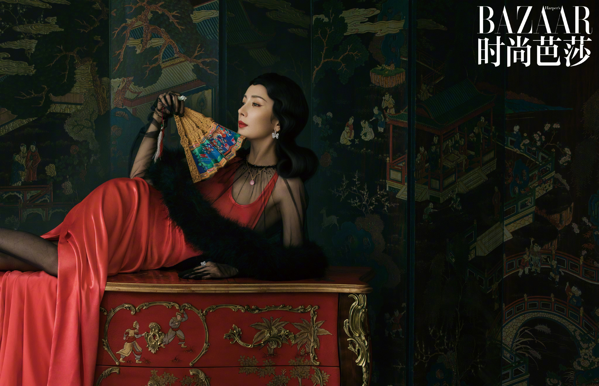 杨幂登时尚芭莎二月刊封面,裸色抹胸优雅性感,复古卷发韵味十足