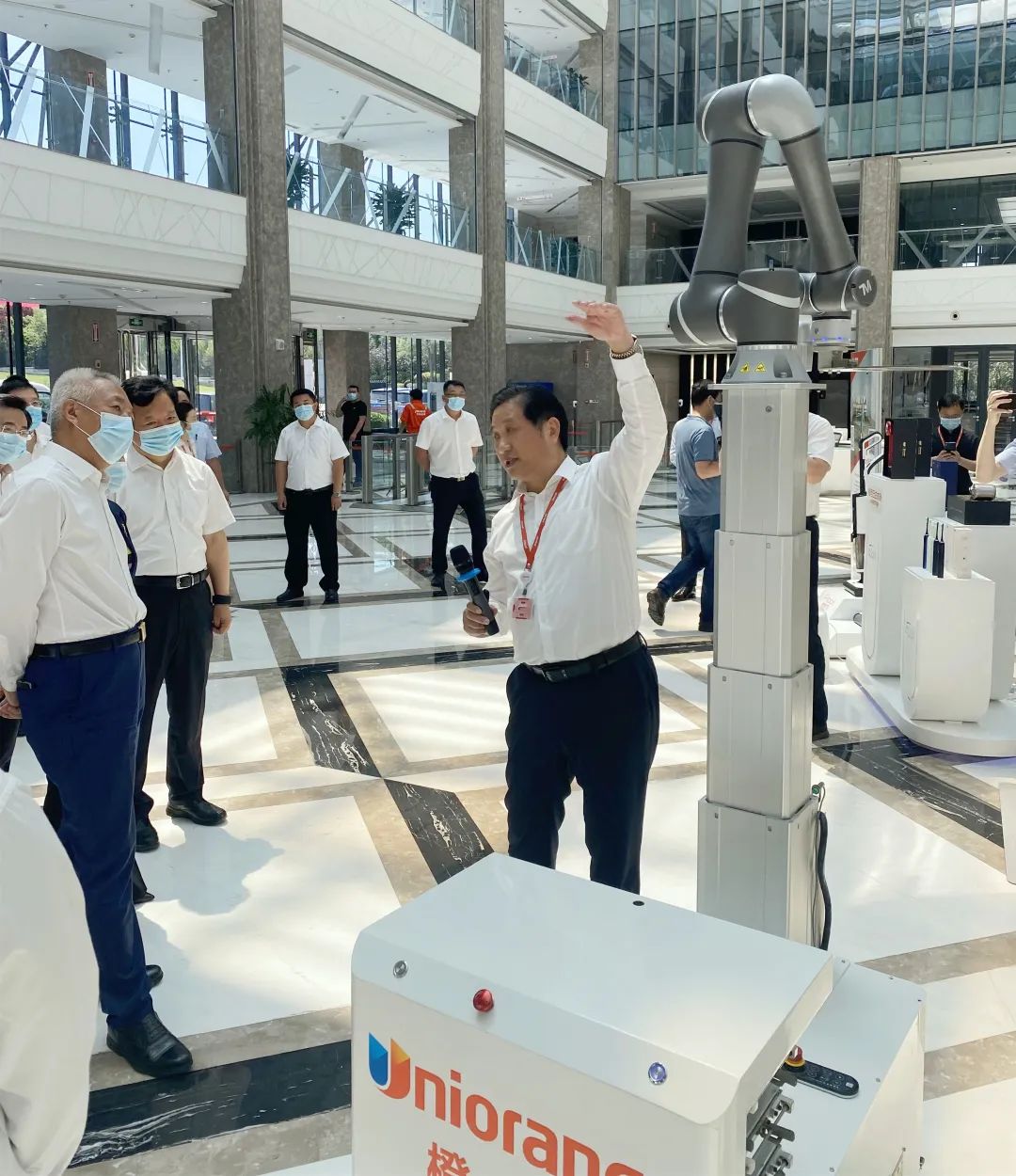 新闻丨工信部副部长徐晓兰一行实地调研橙色云平台成果