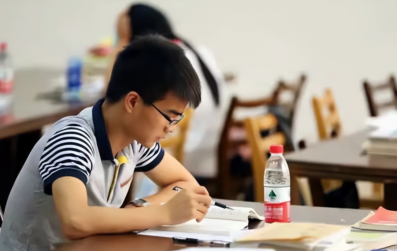 女大学生用床单给室友做衣服，风格独特“很洋气”，却遭网友吐槽